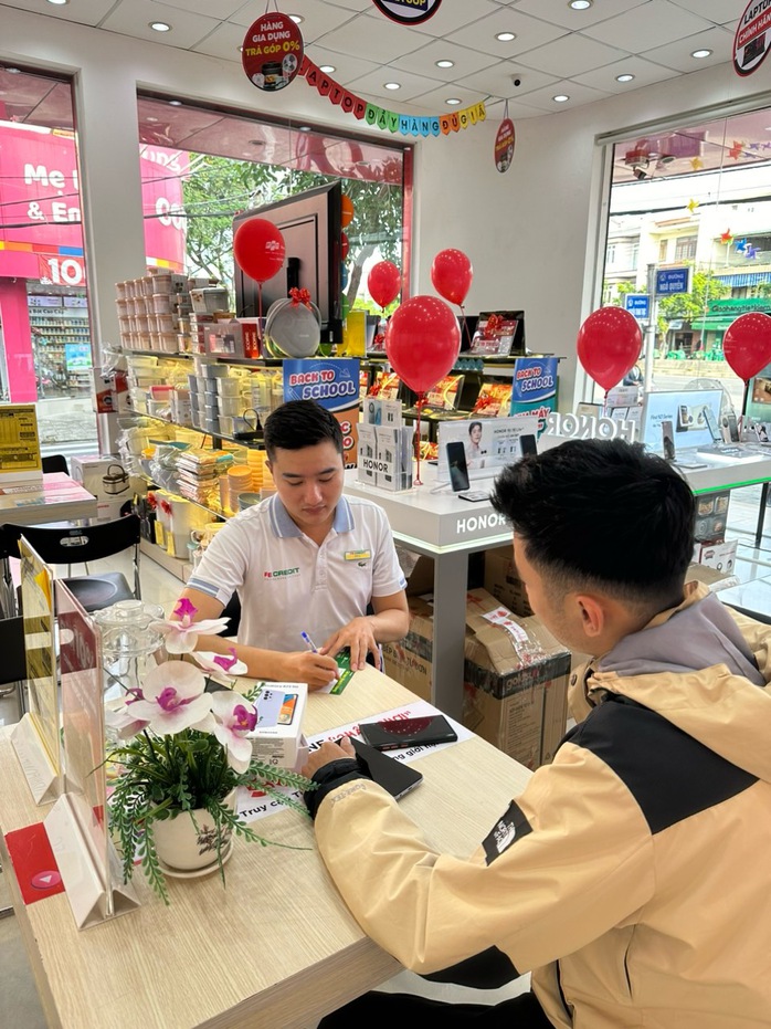 VPBank và FE CREDIT hợp tác chiến lược với FPT Shop- Ảnh 3. VPBank và FE CREDIT hợp tác chiến lược với FPT Shop- Ảnh 3.