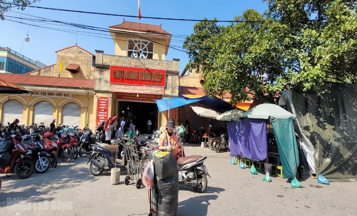 "Thủ phủ" thời trang lớn nhất miền Bắc ế ẩm, tiểu thương tính bỏ nghề - Ảnh 1.