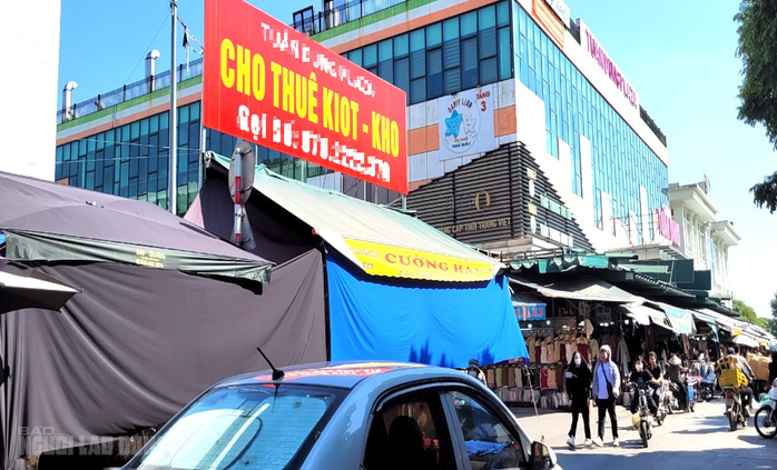 "Thủ phủ" thời trang lớn nhất miền Bắc ế ẩm, tiểu thương tính bỏ nghề - Ảnh 2.