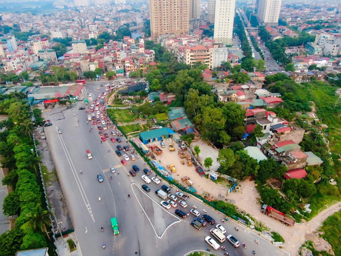 Cận cảnh cầu vượt thi công bỏ dở trên đại lộ ngàn tỉ- Ảnh 4. Cận cảnh cầu vượt thi công bỏ dở trên đại lộ ngàn tỉ- Ảnh 4.