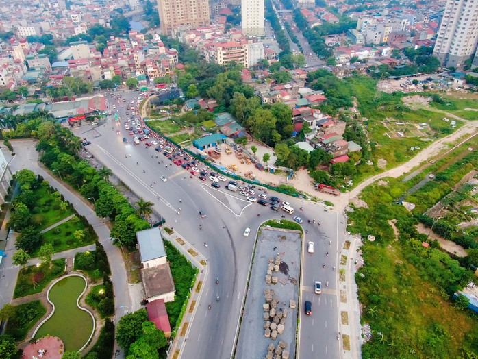 Cận cảnh cầu vượt thi công bỏ dở trên đại lộ ngàn tỉ- Ảnh 3. Cận cảnh cầu vượt thi công bỏ dở trên đại lộ ngàn tỉ- Ảnh 3.