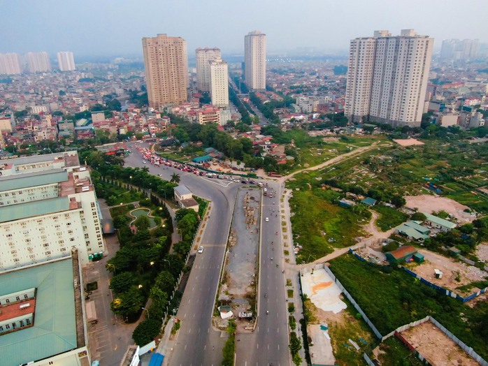 Cận cảnh cầu vượt thi công bỏ dở trên đại lộ ngàn tỉ- Ảnh 2. Cận cảnh cầu vượt thi công bỏ dở trên đại lộ ngàn tỉ- Ảnh 2.