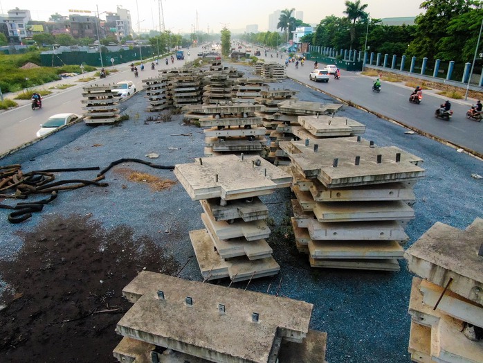 Cận cảnh cầu vượt thi công bỏ dở trên đại lộ ngàn tỉ- Ảnh 6. Cận cảnh cầu vượt thi công bỏ dở trên đại lộ ngàn tỉ- Ảnh 6.