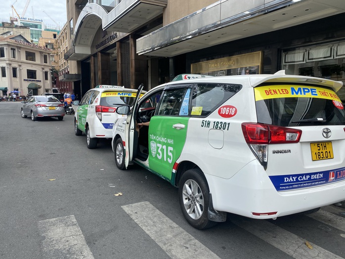 Vì sao chủ tịch HĐQT và tổng giám đốc taxi Vinasun cùng xin từ chức?- Ảnh 1. Vì sao chủ tịch HĐQT và tổng giám đốc taxi Vinasun cùng xin từ chức?- Ảnh 1.