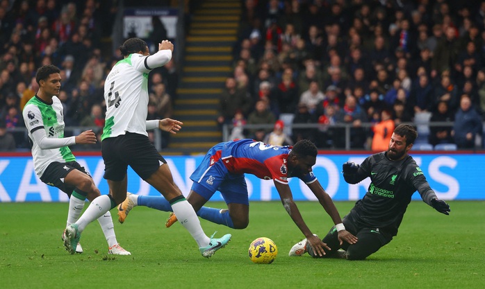 Salah ghi bàn thứ 200, Liverpool hạ Crystal Palace lên ngôi đầu bảng- Ảnh 2. Salah ghi bàn thứ 200, Liverpool hạ Crystal Palace lên ngôi đầu bảng- Ảnh 2.