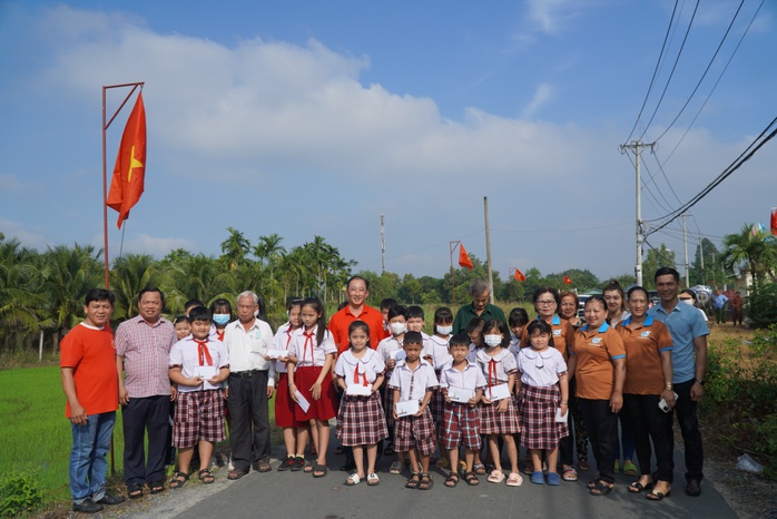 "Đường cờ Tổ quốc" qua huyện Củ Chi- Ảnh 1. "Đường cờ Tổ quốc" qua huyện Củ Chi- Ảnh 1.