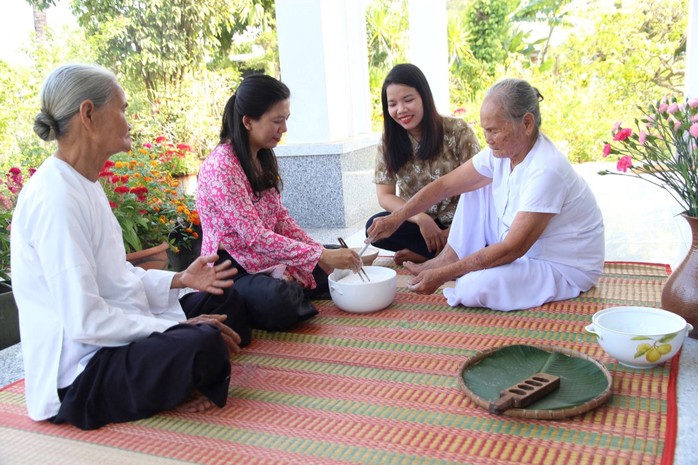 CUỘC THI VIẾT HƯƠNG VỊ TẾT: Gõ bánh phục linh, nhớ ngoại - Ảnh 4.