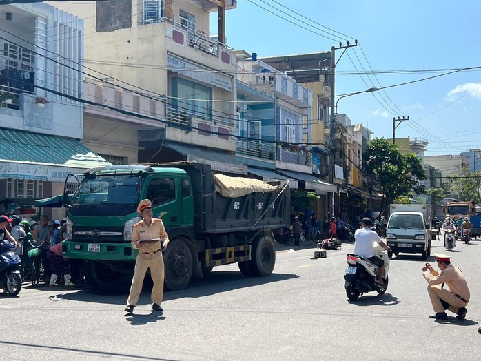 Va chạm với xe tải, một học sinh ở Quảng Nam tử vong tại chỗ - Ảnh 2.