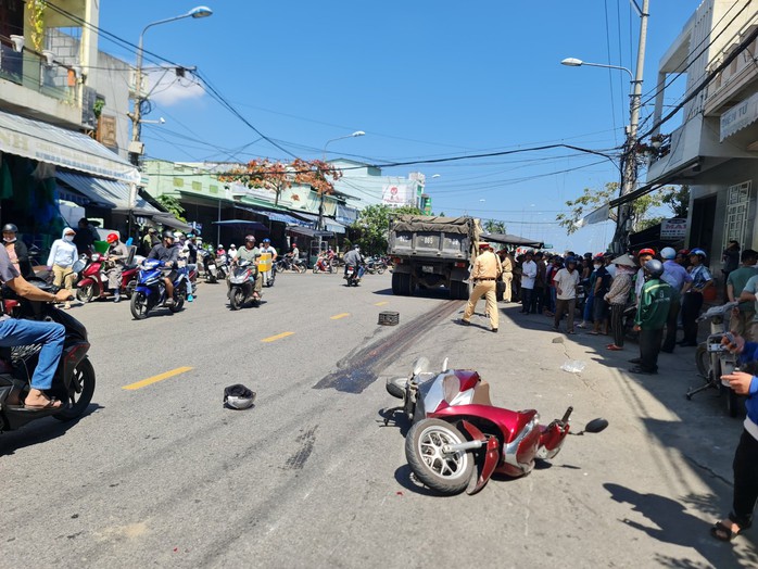 Va chạm với xe tải, một học sinh ở Quảng Nam tử vong tại chỗ - Ảnh 1.