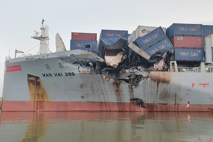 Hai tàu chở container va chạm mạnh trên sông ở TP HCM - Ảnh 1.