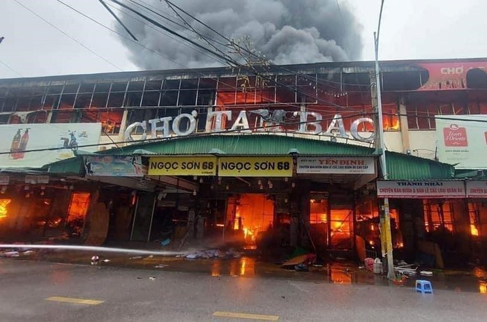 CLIP: Cháy lớn tại chợ Tam Bạc - Hải Phòng - Ảnh 1.
