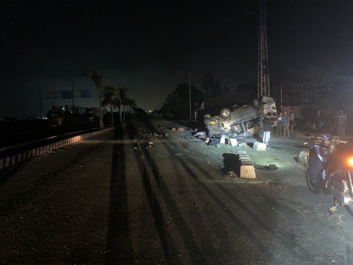 Xe khách tông xe đầu kéo ở Quảng Nam, ít nhất 8 người chết - Ảnh 1.