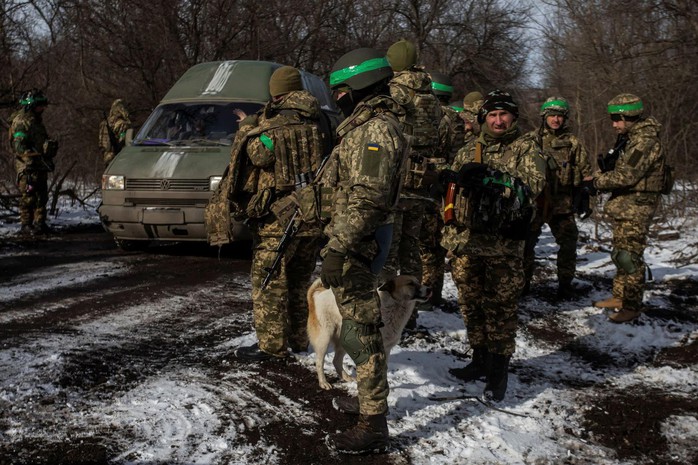 NATO: Pháo kích hạng nặng từ Nga đang trút xuống Bakhmut của Ukraine - Ảnh 1.