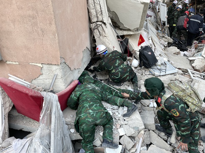 CLIP: Đoàn cứu hộ Quân đội đưa các thi thể khỏi đống đổ nát ở Thổ Nhĩ Kỳ - Ảnh 4.