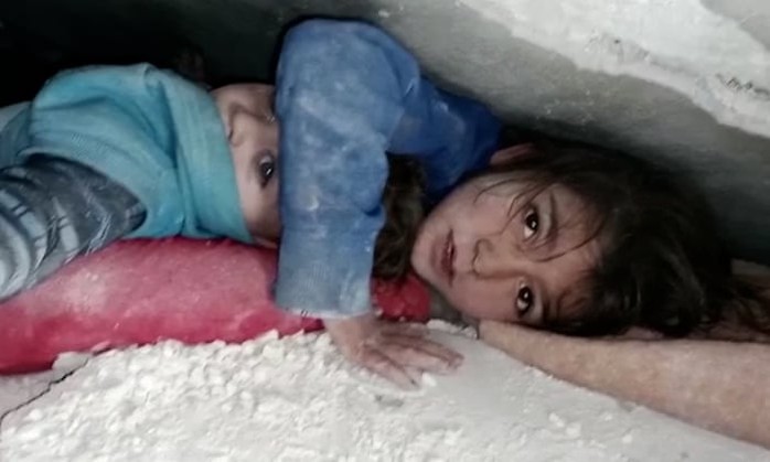 Thảm hoạ động đất: Bé gái Syria 5 tuổi che chắn cho em trai giờ ra sao? - Ảnh 1.