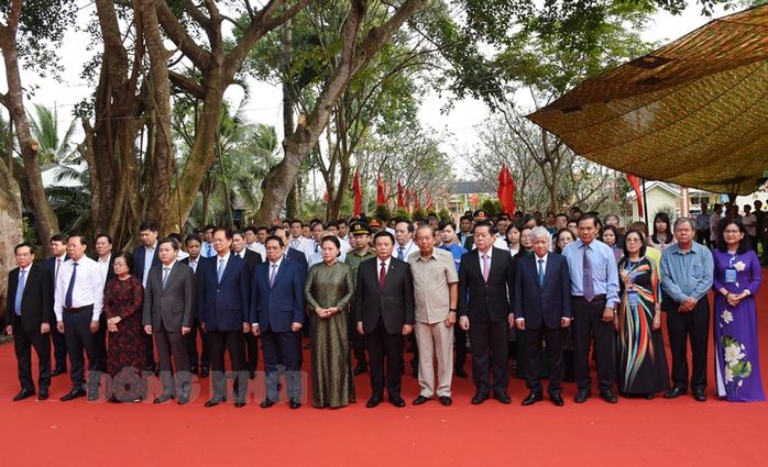 Thủ tướng dâng hương, dâng hoa Đền thờ đồng chí Huỳnh Tấn Phát - Ảnh 2.