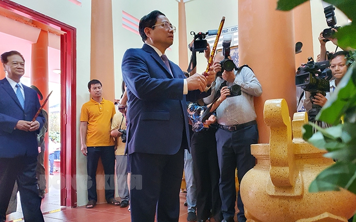 Thủ tướng dâng hương, dâng hoa Đền thờ đồng chí Huỳnh Tấn Phát - Ảnh 4.