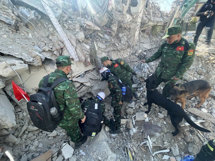 CLIP: Đoàn cứu nạn Việt Nam tìm thấy 2 vị trí có dấu hiệu sự sống tại Thổ Nhĩ Kỳ - Ảnh 7.