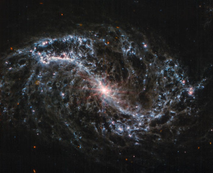 NASA chụp được thứ có trong khói lửa, nhựa đường ở 4 thiên hà khác - Ảnh 1.