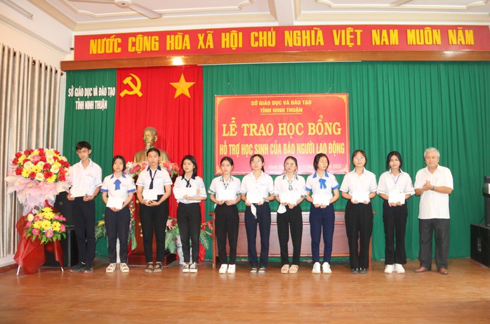 Báo Người Lao Động trao học bổng cho 50 học sinh khó khăn Ninh Thuận - Ảnh 1.