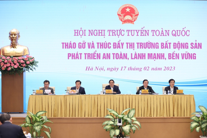 Thủ tướng: Thúc đẩy thị trường bất động sản phát triển lành mạnh, không ai giải cứu ai - Ảnh 2.