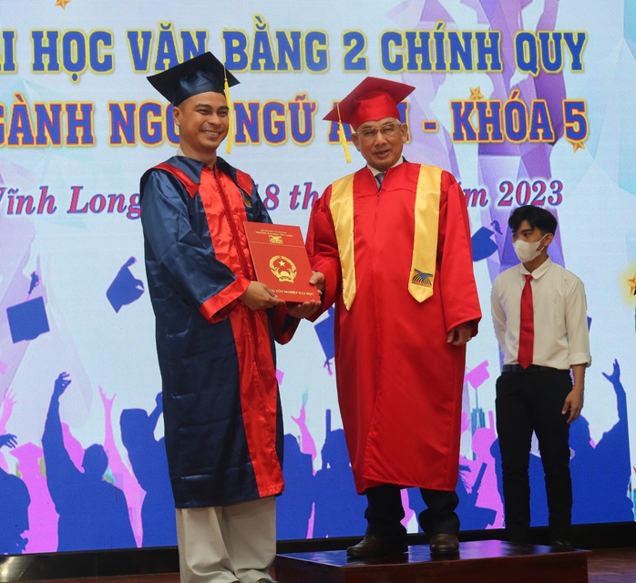 Trường ĐH Cửu Long: Trao bằng tốt nghiệp ngành Ngôn ngữ Anh cho 260 sinh viên - Ảnh 3.