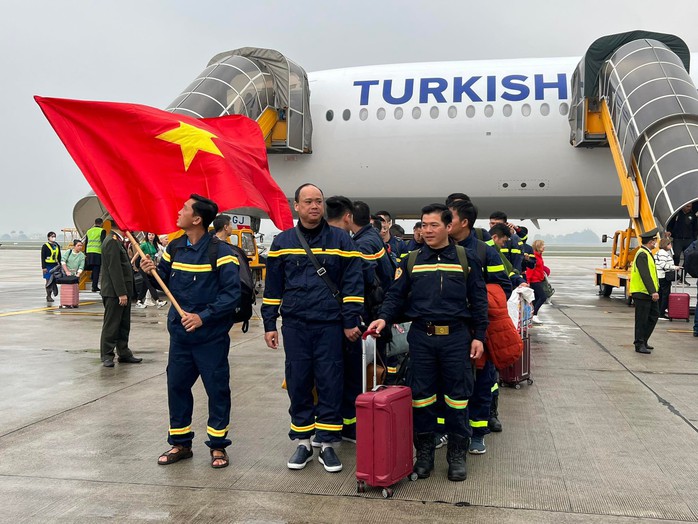 Đoàn 24 cảnh sát Việt Nam hoàn thành sứ mệnh ở Thổ Nhĩ Kỳ đã về đến Hà Nội - Ảnh 1.