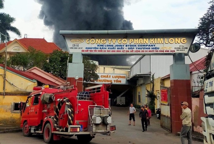 Cháy xưởng sản xuất đế giày khiến 5 quận nội thành Hải Phòng bị mất điện - Ảnh 2.