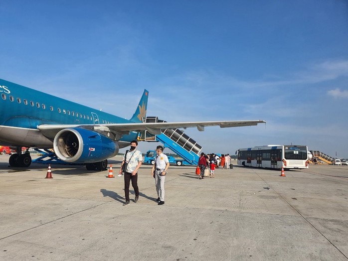 Vì sao cổ phiếu Vietnam Airlines bị lưu ý về khả năng bị hủy niêm yết? - Ảnh 1.