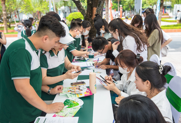 Cử nhân gian nan tìm việc - Ảnh 1.