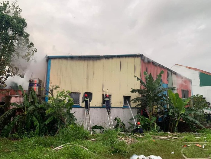 Quảng Ngãi: Cháy kho than củi 200 tấn trong khu dân cư - Ảnh 2.