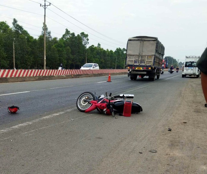 Hiện trường đôi vợ chồng tử vong, 2 phương tiện cách nhau 5 m - Ảnh 1.