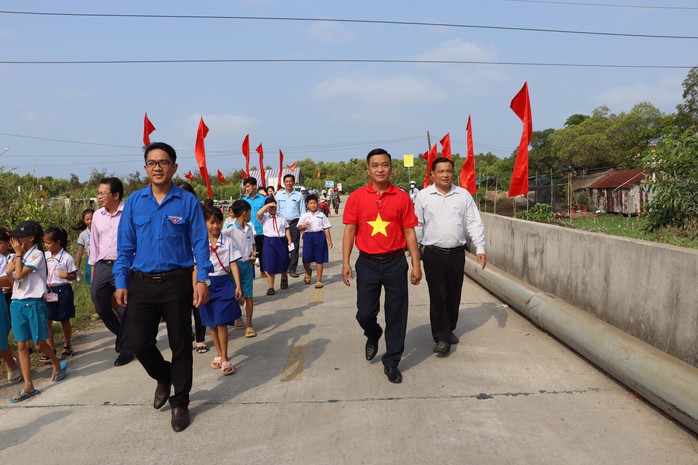 Tự hào Đường cờ Tổ quốc ở Cà Mau - Ảnh 1.