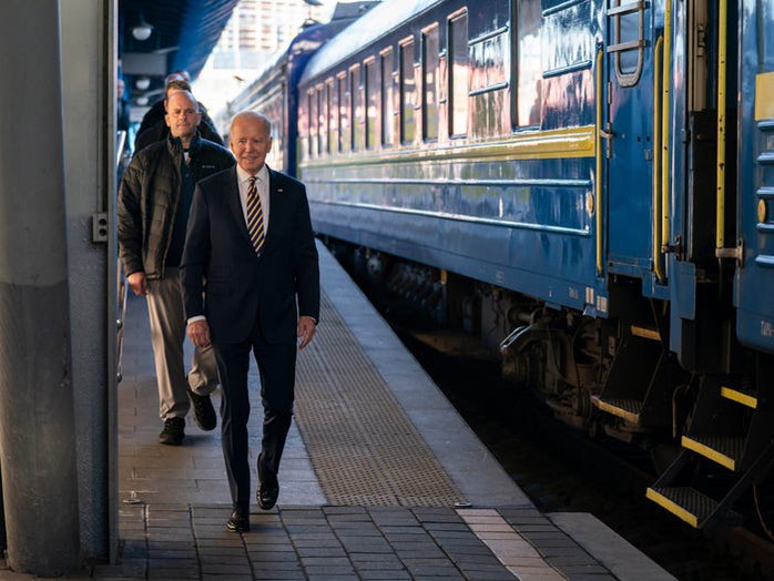 Bên trong chuyến tàu đặc biệt chở Tổng thống Biden đến Ukraine - Ảnh 1.