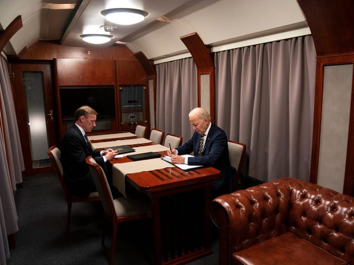 Bên trong chuyến tàu đặc biệt chở Tổng thống Biden đến Ukraine - Ảnh 2.