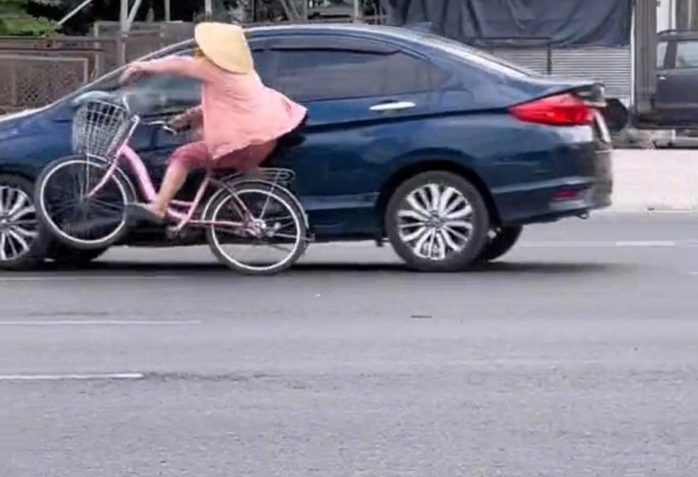 Tiết lộ bất ngờ về người phụ nữ đi xe đạp hồng gây bão mạng xã hội - Ảnh 2.