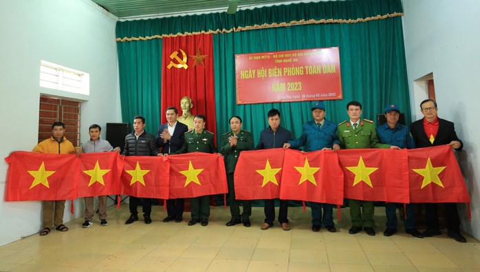 Trao tặng 10.000 lá cờ Tổ quốc tại xã biên giới tỉnh Nghệ An - Ảnh 4.