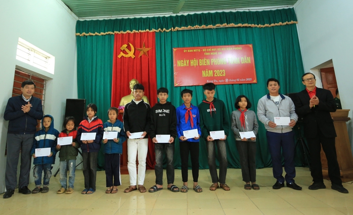 Trao tặng 10.000 lá cờ Tổ quốc tại xã biên giới tỉnh Nghệ An - Ảnh 5.