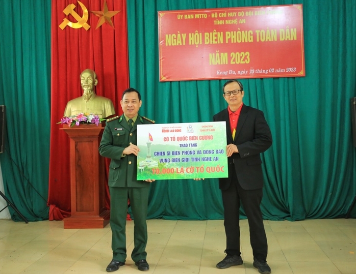 Trao tặng 10.000 lá cờ Tổ quốc tại xã biên giới tỉnh Nghệ An - Ảnh 1.