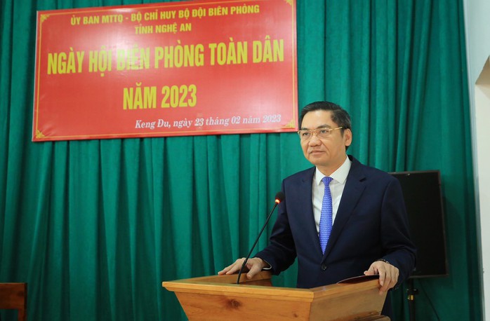 Trao tặng 10.000 lá cờ Tổ quốc tại xã biên giới tỉnh Nghệ An - Ảnh 2.