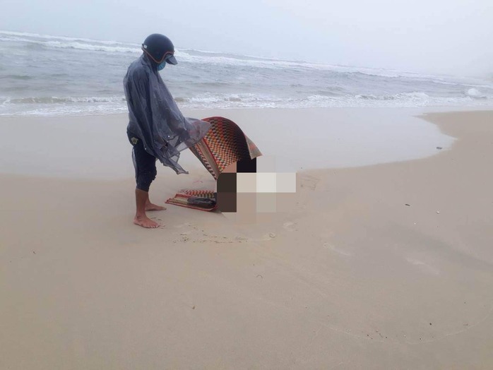 Phát hiện thi thể đang phân hủy dạt vào bờ biển Thừa Thiên- Huế - Ảnh 1.