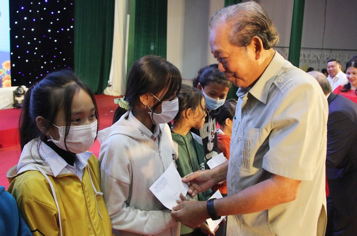 100 suất học bổng đến với học sinh đồng bào dân tộc thiểu số tại Thừa Thiên - Huế - Ảnh 2.
