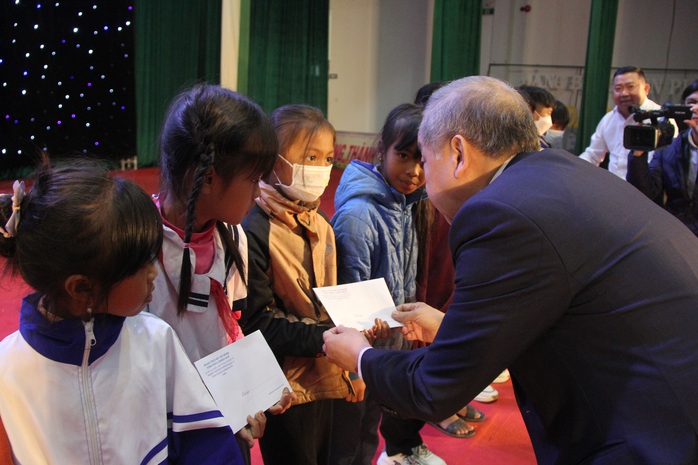 100 suất học bổng đến với học sinh đồng bào dân tộc thiểu số tại Thừa Thiên - Huế - Ảnh 4.