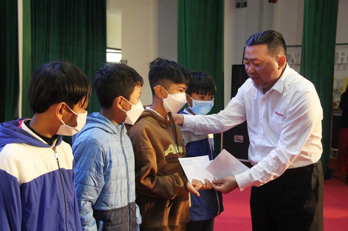 100 suất học bổng đến với học sinh đồng bào dân tộc thiểu số tại Thừa Thiên - Huế - Ảnh 3.