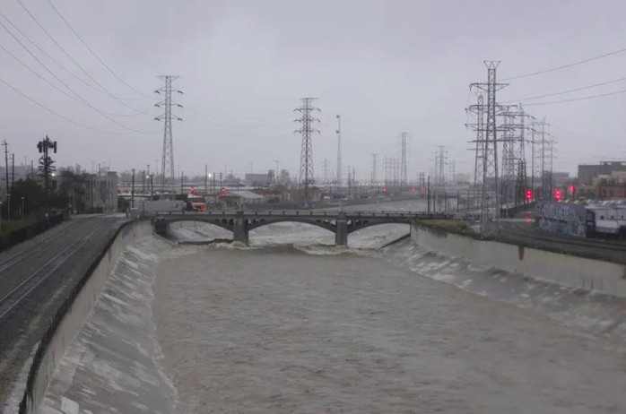 California chìm trong bão mùa đông lịch sử, hàng chục ngàn người chới với - Ảnh 2.