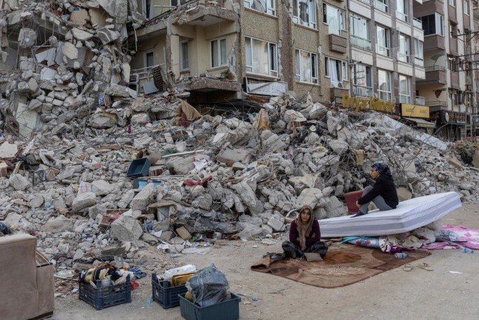 Thổ Nhĩ Kỳ truy bắt loạt nhà thầu xây dựng sau thảm họa động đất “như tận thế” - Ảnh 1.