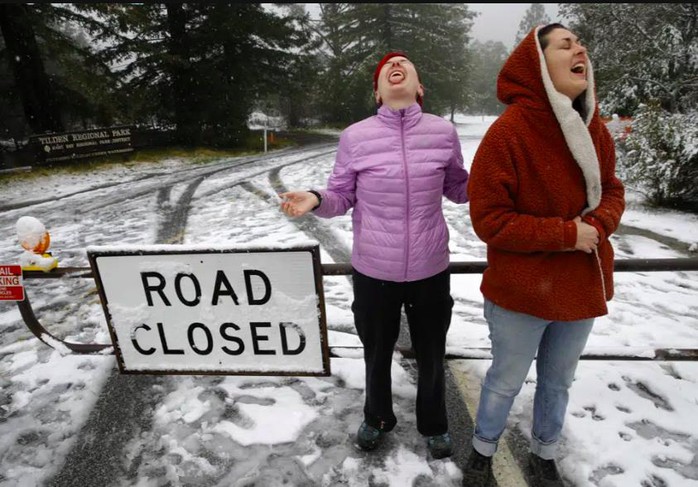 California chìm trong bão mùa đông lịch sử, hàng chục ngàn người chới với - Ảnh 4.