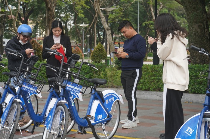 Giới trẻ, du khách hào hứng trải nghiệm dịch vụ xe đạp công cộng ở Hải Phòng - Ảnh 3.