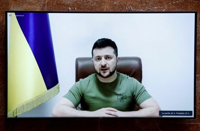 Tổng thống Ukraine sa thải chỉ huy quân sự hàng đầu - Ảnh 1.