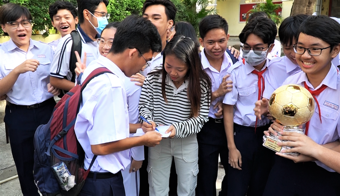 Học trò trường chuyên vây quanh xin chữ ký Quả bóng vàng Huỳnh Như - Ảnh 2.